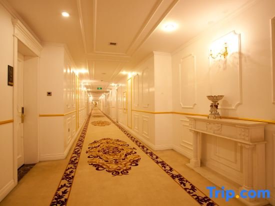 Люян: Royal Hotel