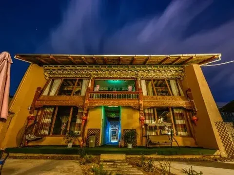 Шангри-Ла: Guzang Xiangbala Diannan Wufu Boutique Inn