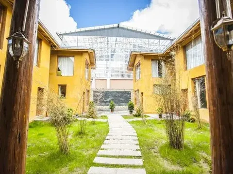 Шангри-Ла: Guzang Xiangbala Diannan Wufu Boutique Inn