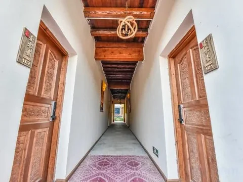 Шангри-Ла: Guzang Xiangbala Diannan Wufu Boutique Inn