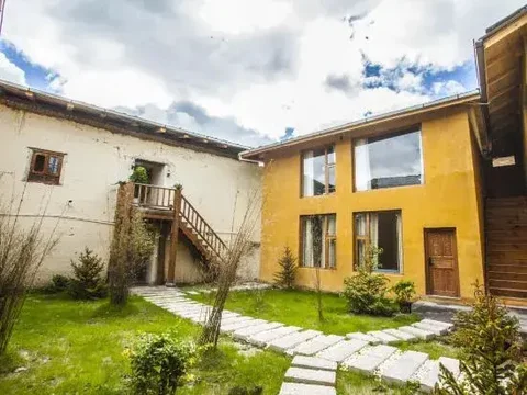 Шангри-Ла: Guzang Xiangbala Diannan Wufu Boutique Inn