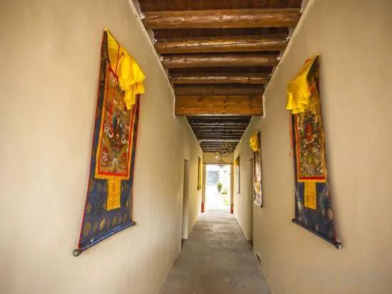 Шангри-Ла: Guzang Xiangbala Diannan Wufu Boutique Inn