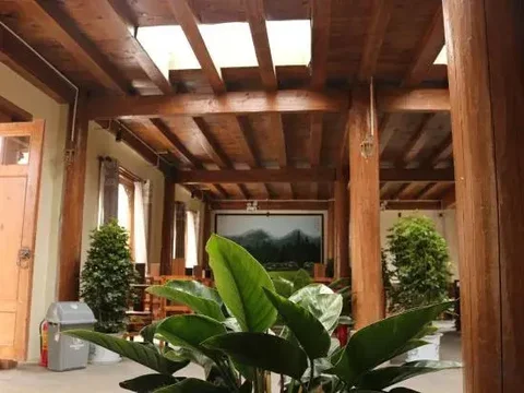Шангри-Ла: Guzang Xiangbala Diannan Wufu Boutique Inn