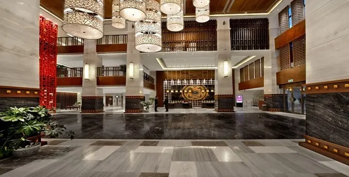 Шангри-Ла: Holyland Hotel