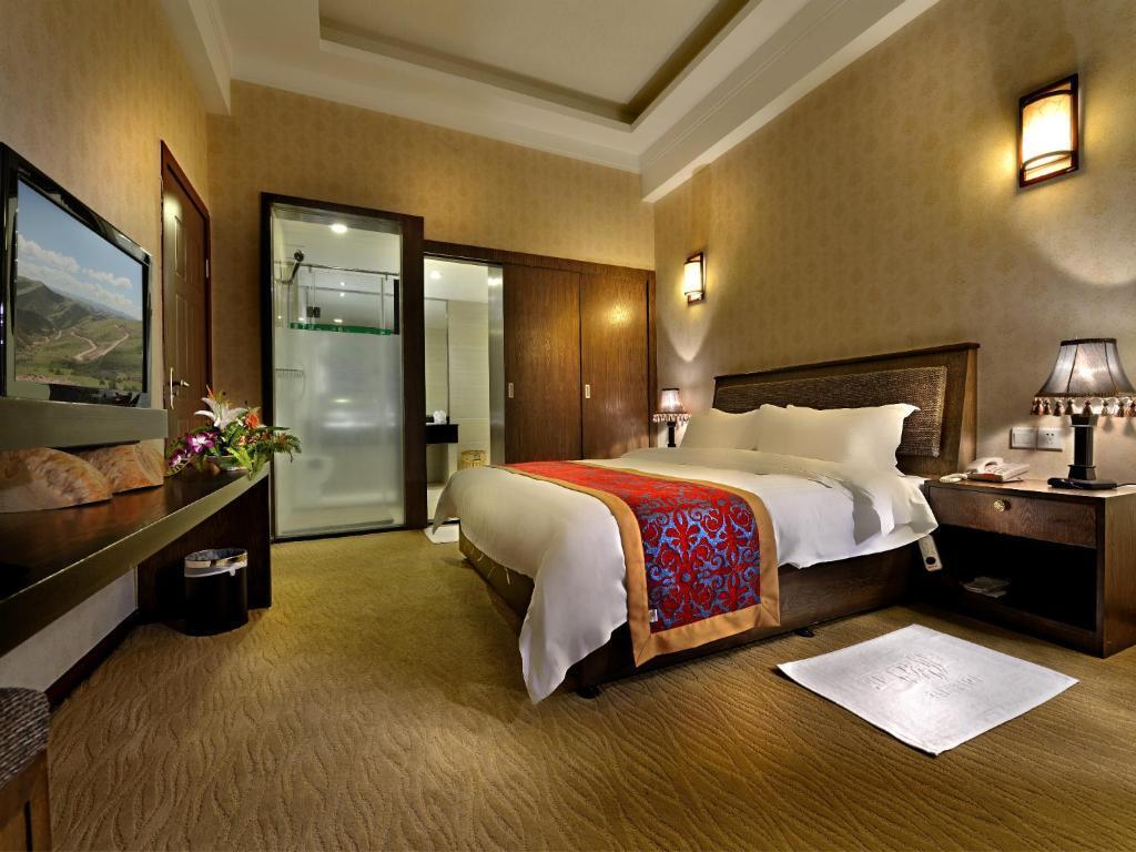Шангри-Ла: Holyland Hotel
