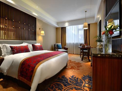 Шангри-Ла: Holyland Hotel
