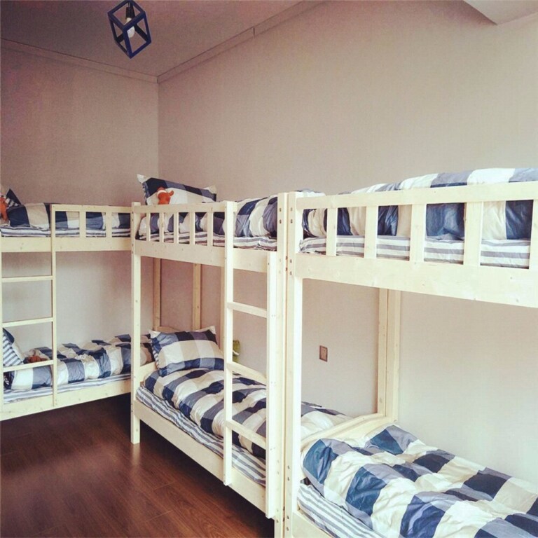 Ухань: Wuhan B & B brigade wearing Dengqen