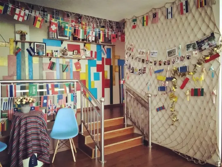 Ухань: Wuhan B & B brigade wearing Dengqen