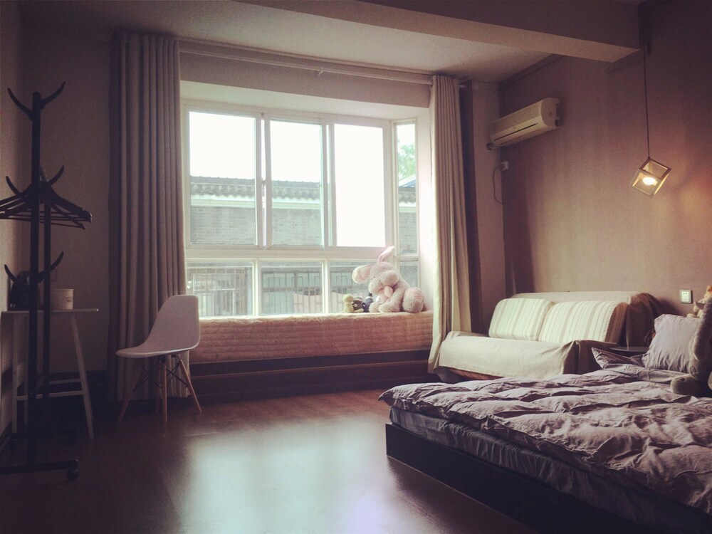 Ухань: Wuhan B & B brigade wearing Dengqen