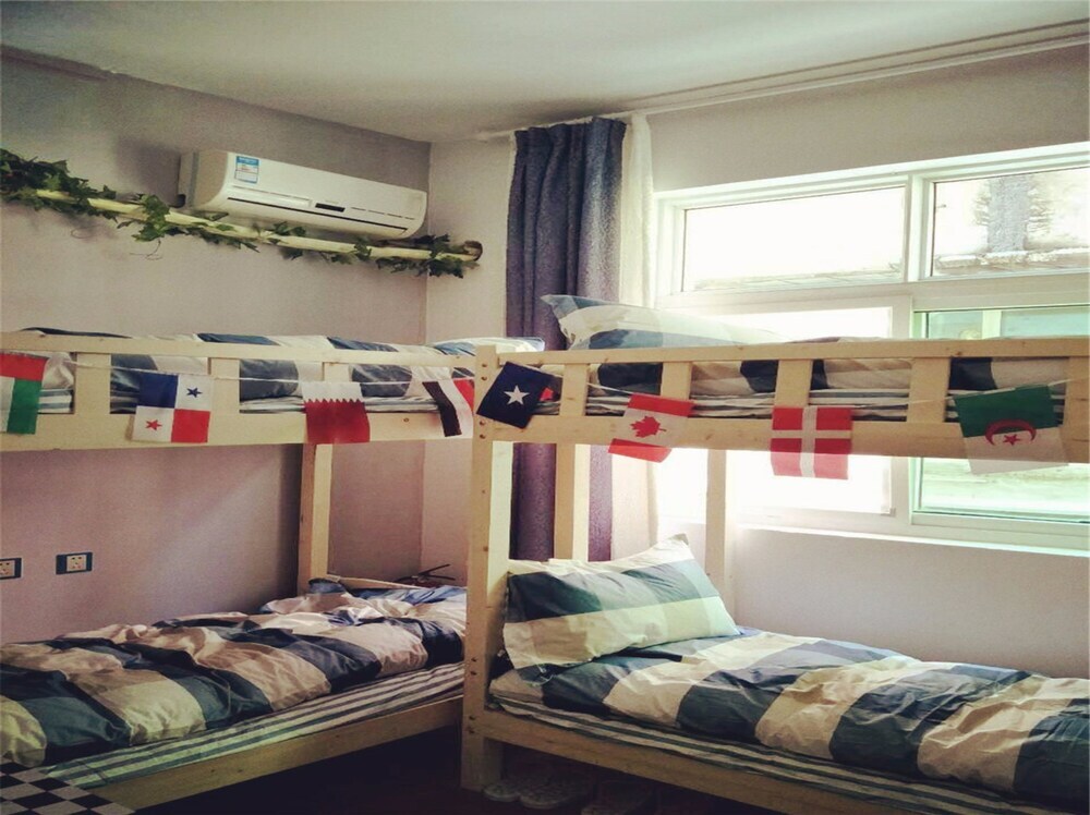 Ухань: Wuhan B & B brigade wearing Dengqen