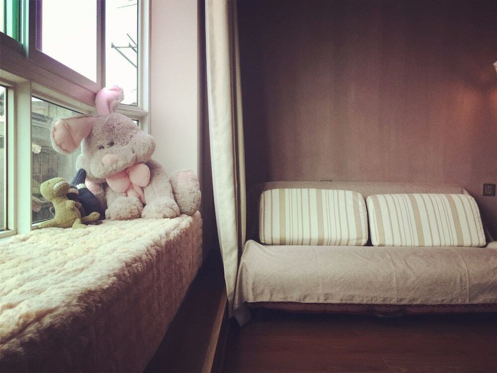 Ухань: Wuhan B & B brigade wearing Dengqen