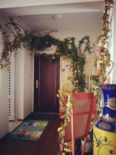 Ухань: Wuhan B & B brigade wearing Dengqen