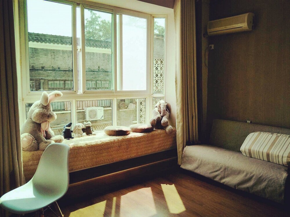 Ухань: Wuhan B & B brigade wearing Dengqen