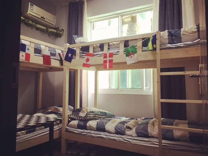 Ухань: Wuhan B & B brigade wearing Dengqen