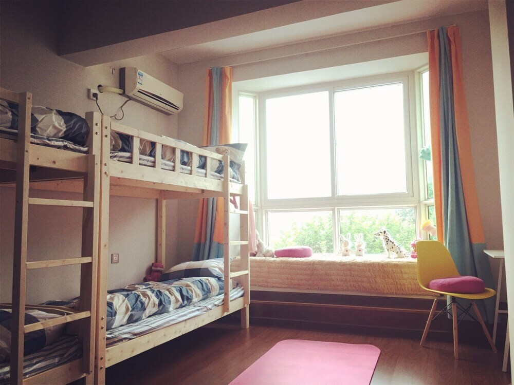 Ухань: Wuhan B & B brigade wearing Dengqen