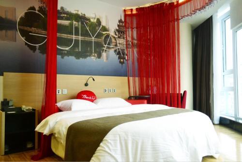 Синъи: Thank Inn Plus Hotel Guizhou Qianxinan Xingyi Jushan Avenue