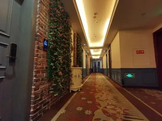 Чунцин: Longzhou Hotel (Tongliang Vocational College of Media)