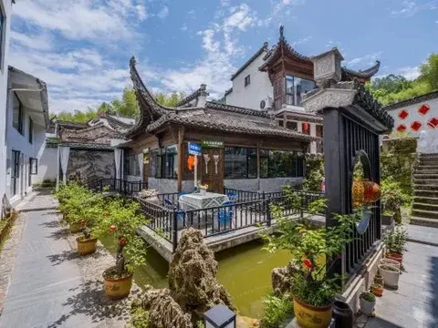 Хуаншань: Hongcun Mushanbo · Yuli 19 She · Hanfu Experience · Lake View Courtyard Coffee · View Holiday Home
