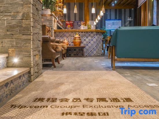 Шангри-Ла: Xiangsheli Foguang Qifu Boutique Inn