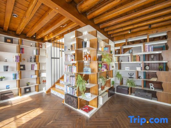 Шангри-Ла: Xiangsheli Foguang Qifu Boutique Inn