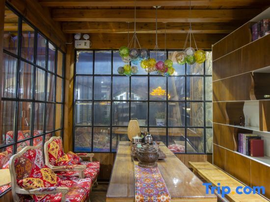 Шангри-Ла: Xiangsheli Foguang Qifu Boutique Inn