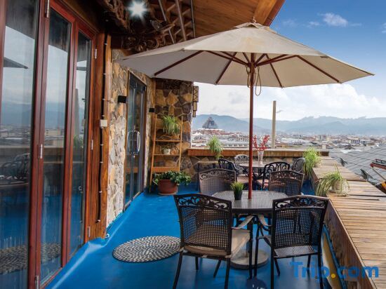 Шангри-Ла: Xiangsheli Foguang Qifu Boutique Inn