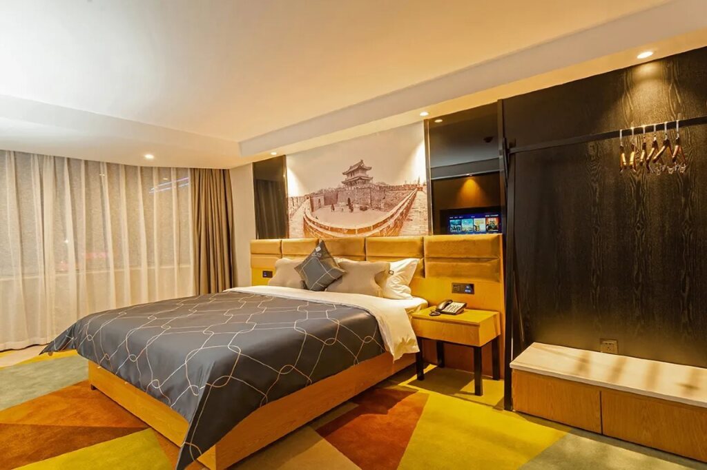 Джин-Чжоу: Chonpines Hotels· Jingzhou Ancient City Dongmen