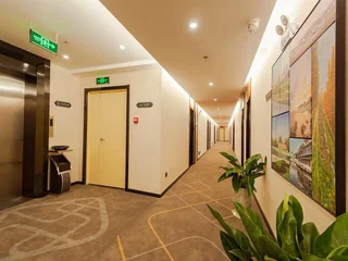 Джин-Чжоу: Chonpines Hotels· Jingzhou Ancient City Dongmen
