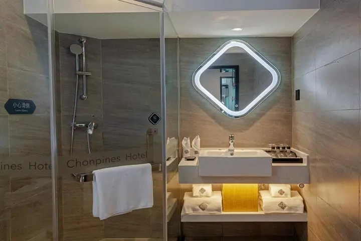 Джин-Чжоу: Chonpines Hotels· Jingzhou Ancient City Dongmen