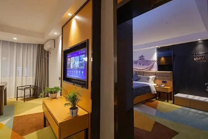 Джин-Чжоу: Chonpines Hotels· Jingzhou Ancient City Dongmen