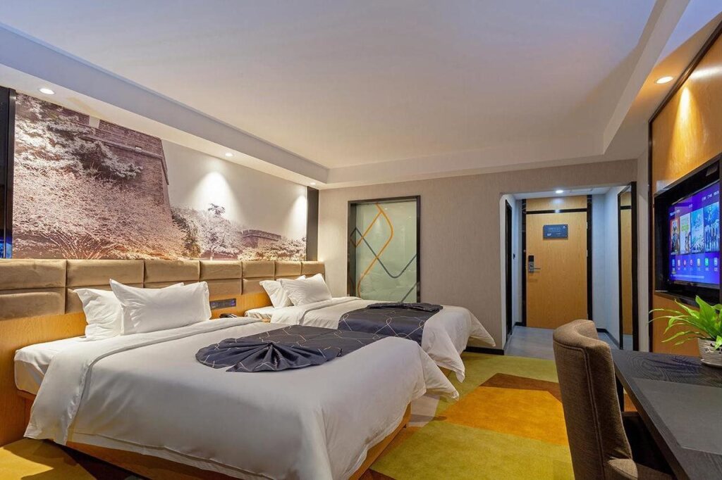 Джин-Чжоу: Chonpines Hotels· Jingzhou Ancient City Dongmen