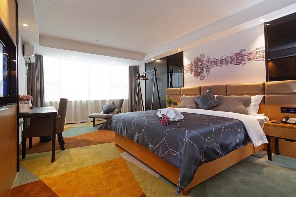 Джин-Чжоу: Chonpines Hotels· Jingzhou Ancient City Dongmen