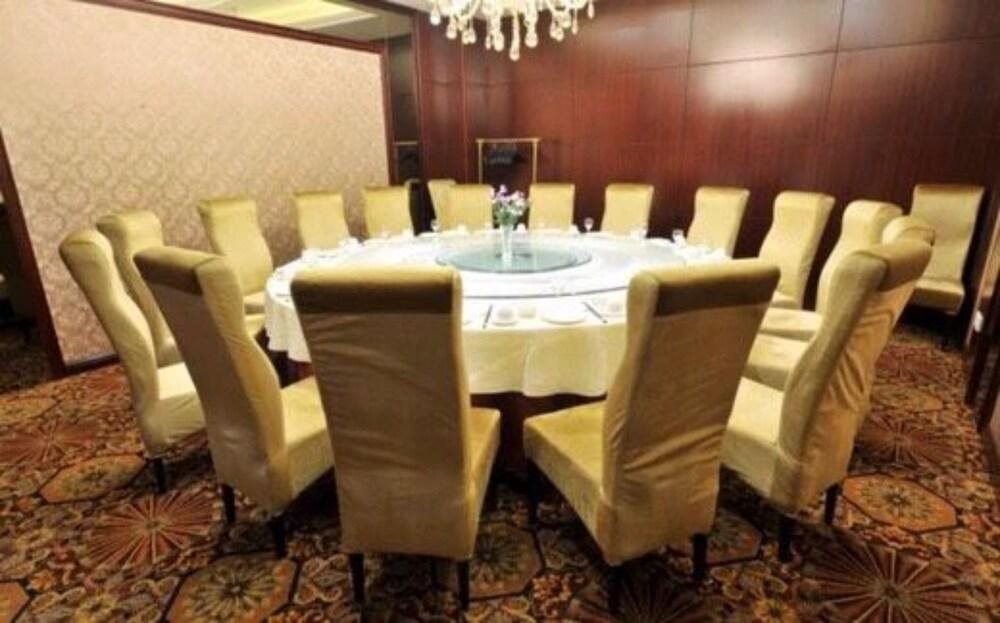 Шэньян: Shenyang Astronomy Hotel