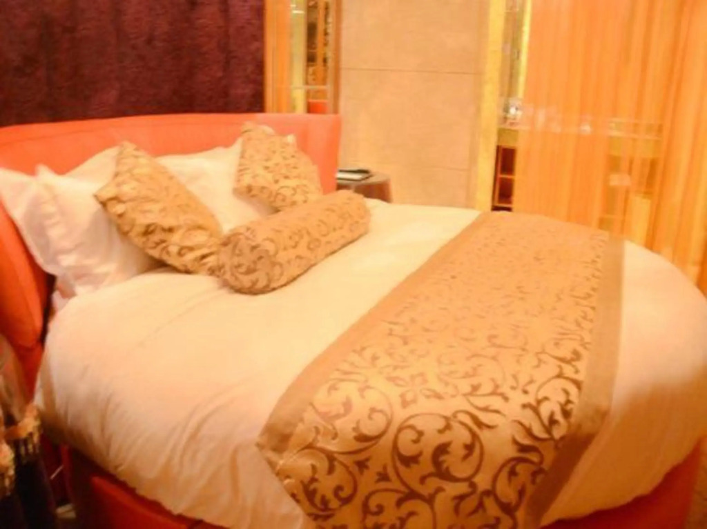 Цанчжоу: Yihe Mythology Theme Hotel (North China Commercial Building)