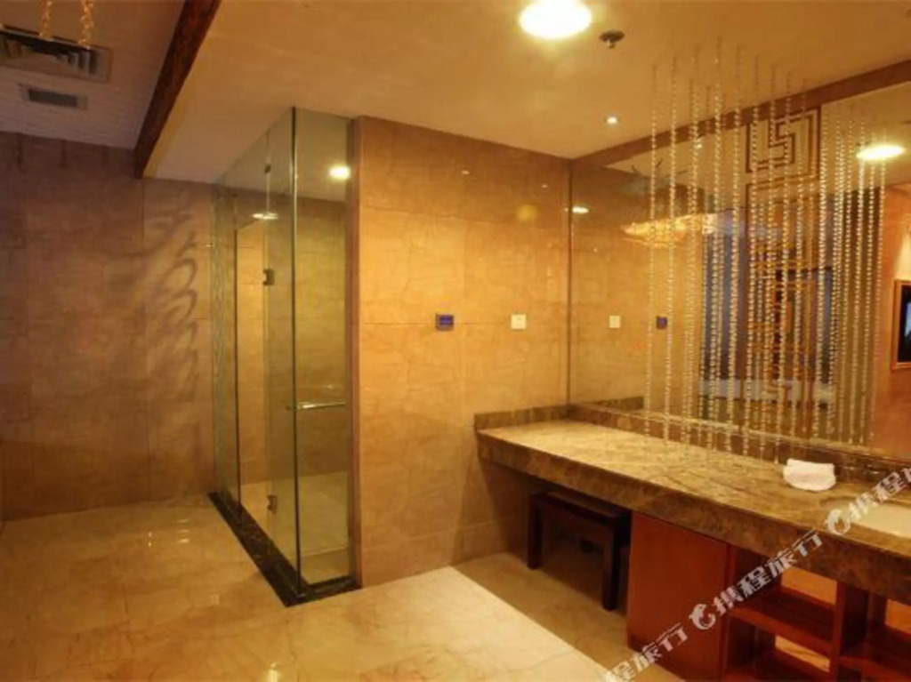 Цанчжоу: Yihe Mythology Theme Hotel (North China Commercial Building)