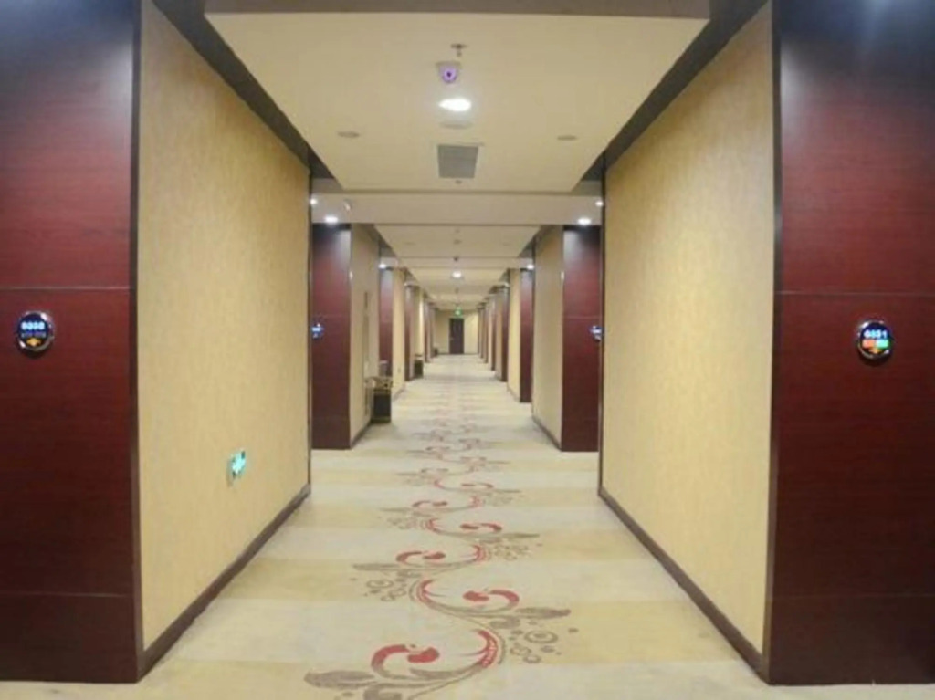 Цанчжоу: Yihe Mythology Theme Hotel (North China Commercial Building)