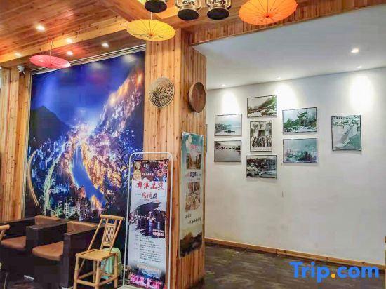 Уян: National Tribes River View Hotel (Zhenyuan Ancient City Scenic Area)