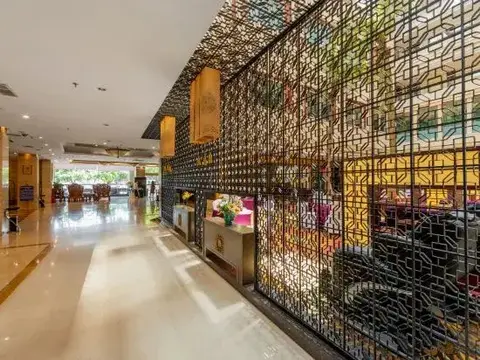 Гуйлинь: GuilinGrandHotel（Two Rivers and Four Lakes East and West Alleys）