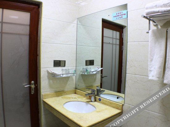 Шаогуань: Yifeng Business Hotel