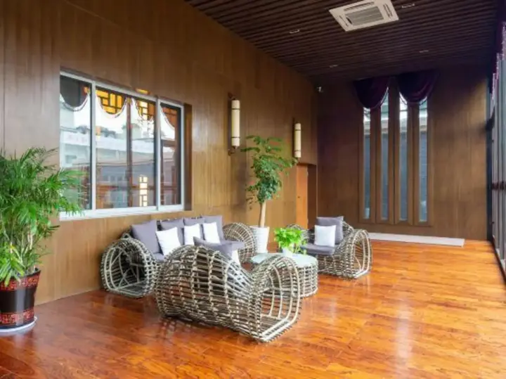 Дунъян: Baoyue Junting Hotel