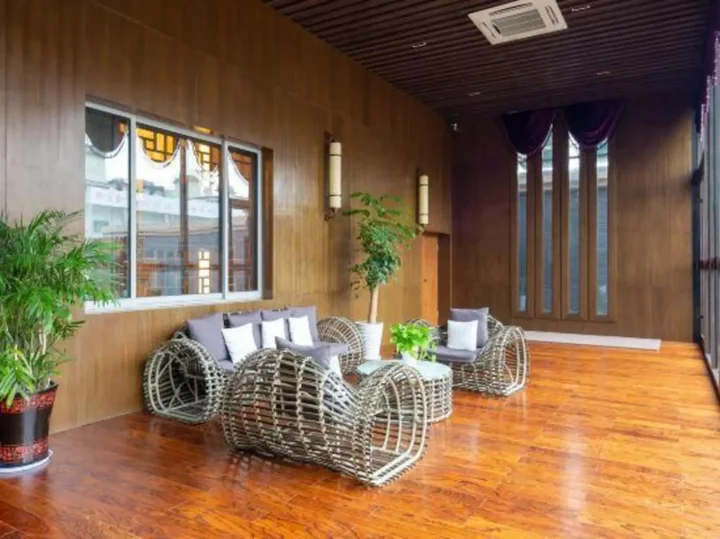 Дунъян: Baoyue Junting Hotel