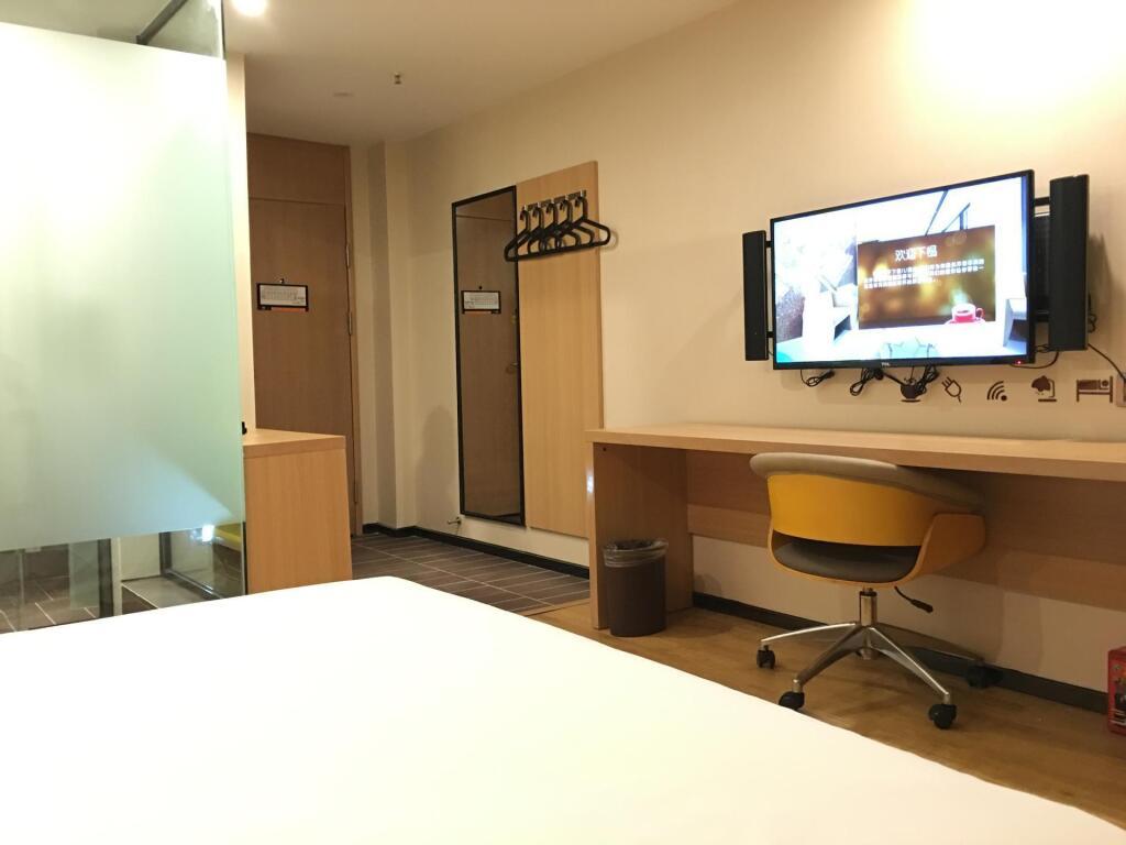 Шангри-Ла: IU Hotels·Shangri-La Bus Terminal Songzanlin Temple