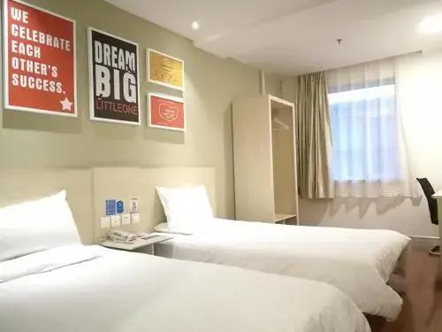Шэньян: Romantic Season Hotel (Shenyang Middle Street Imperial Palace and Commander Zhang's Mansion)
