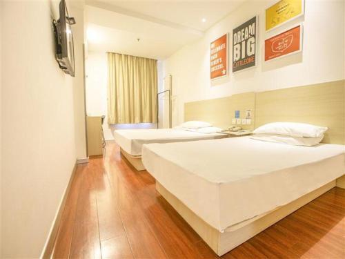 Шэньян: Romantic Season Hotel (Shenyang Middle Street Imperial Palace and Commander Zhang's Mansion)