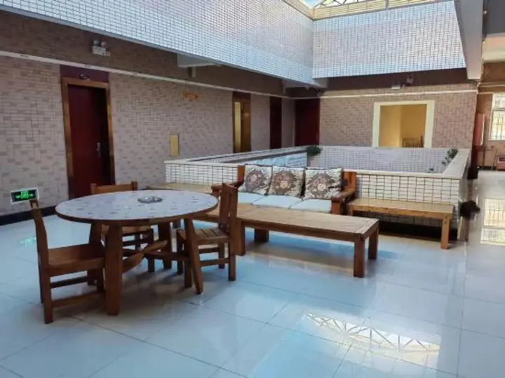 Джиангме: Boyi Hotel