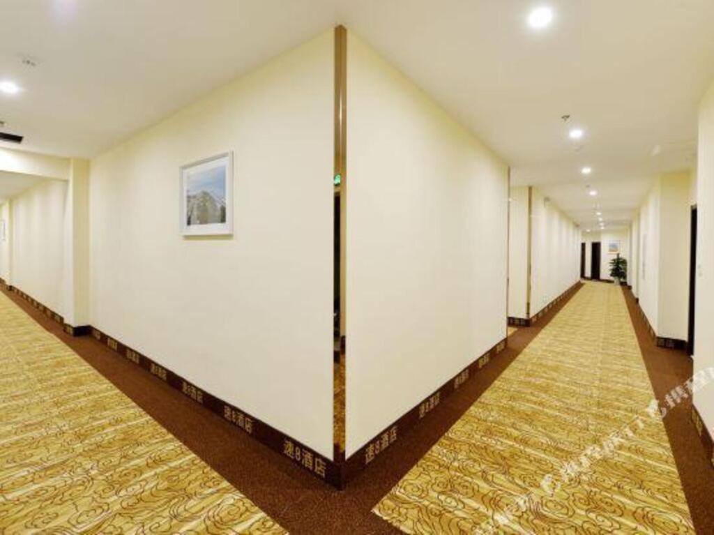 Пэнлай: Super 8 Hotel (Penglai Penglaige Dengzhou Road)