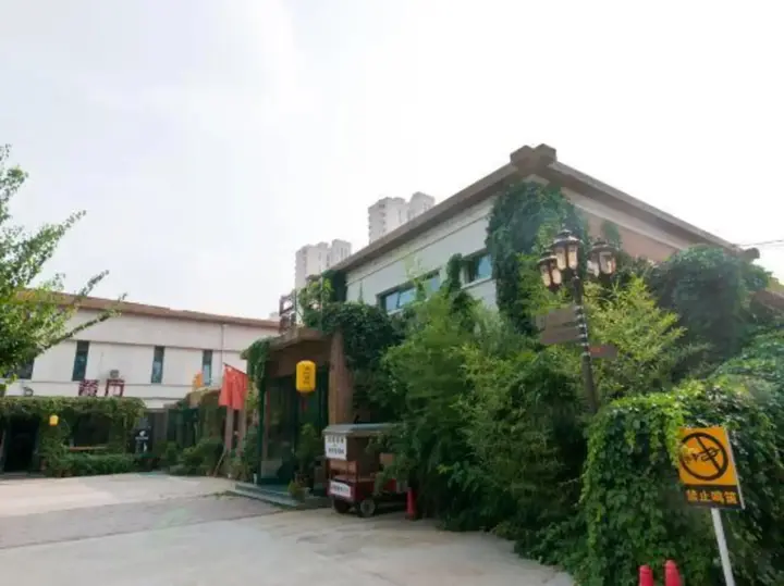 Лянфан: Old Tree Inn