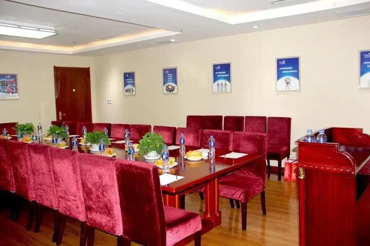 Лоян: Dinis Business Hotel Kaiyuan Branch
