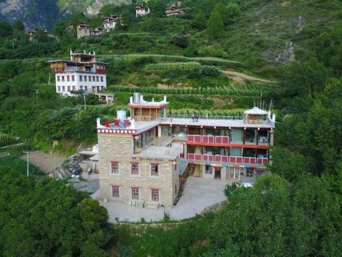 Тронанг: Zangyun Guest House Danba County