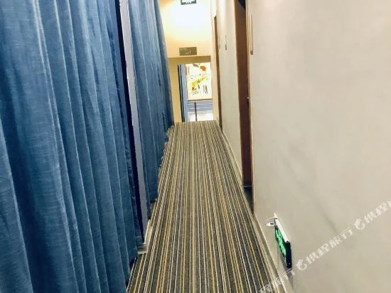 Наньнин: 卡美尼酒店(朝阳广场印象城店)